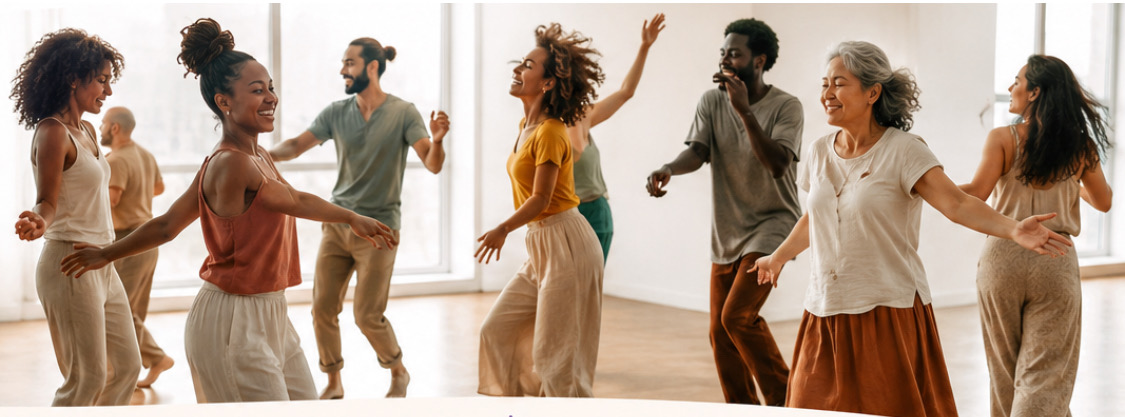 Groupe diversifié de personnes en mouvement dans un espace lumineux
