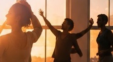 Personnes en mouvement dans une lumière chaleureuse